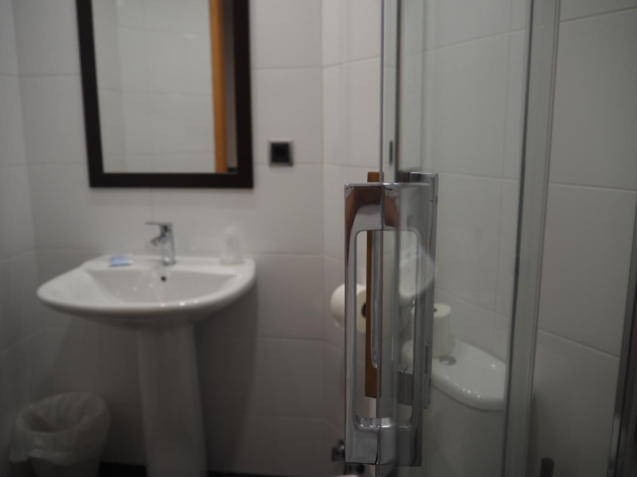 Ensuite Bathroom Hostal Levante